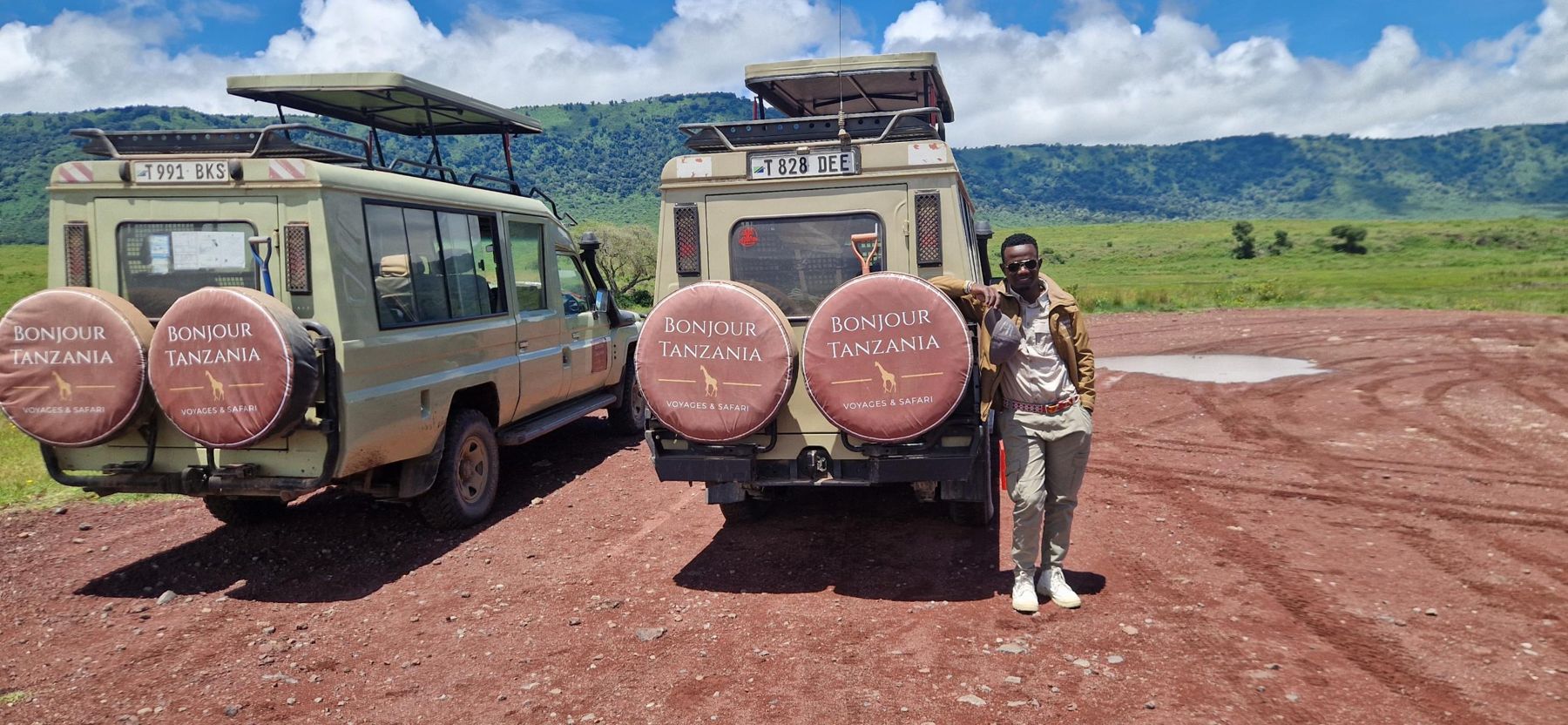 Deux 4x4 Bonjour Tanzania dans le cratère du Ngorongoro