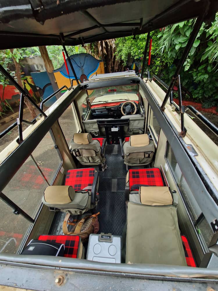 Intérieur du 4x4 de safari vu du toit ouvrant, sièges côté fenêtre