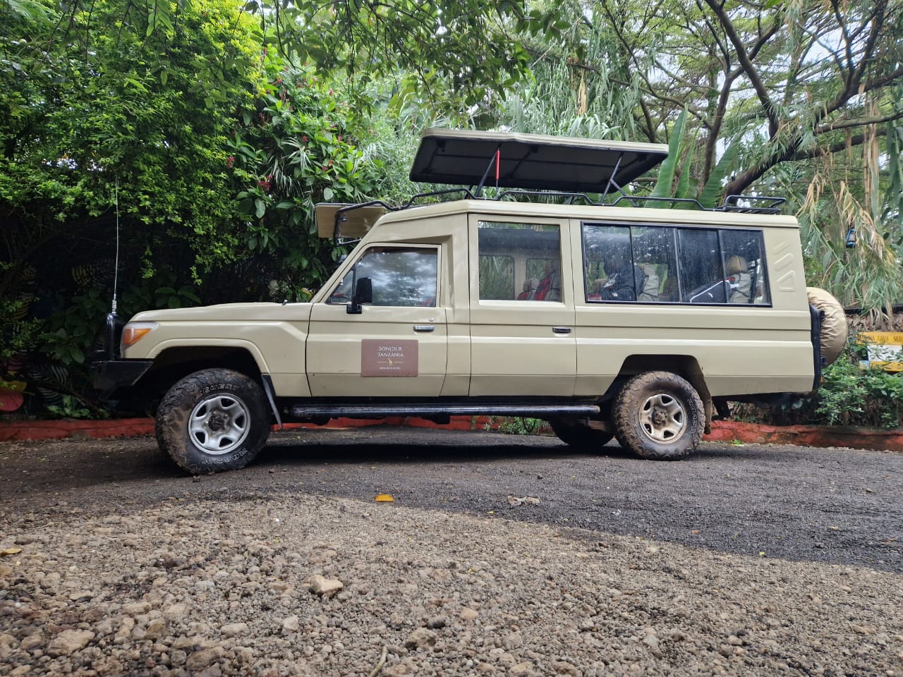 Le Land Cruiser de safari Bonjour Tanzania, toit relevé
